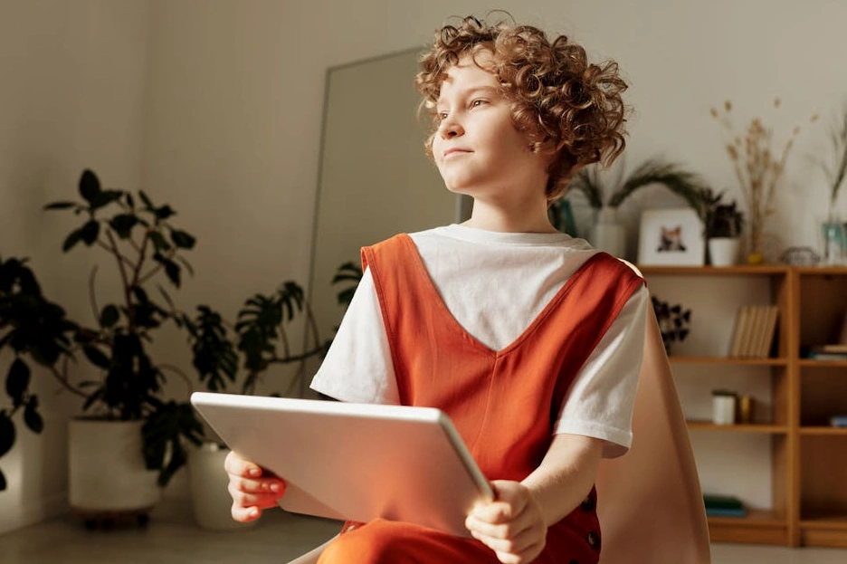 Osoba vybírající online kurz na tabletu.